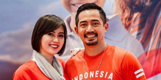 8 artis indonesia yang menikahi pramugari cantik