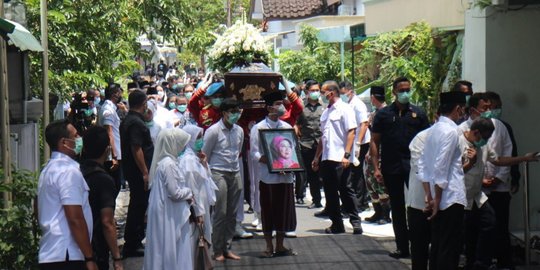 Jenazah Ibunda Jokowi Disalatkan di Masjid Baiturrahman Solo