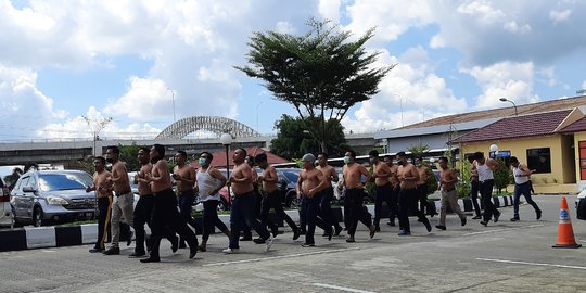 Lawan Corona, Polisi di Samarinda Lari Keliling Kantor dan Senam