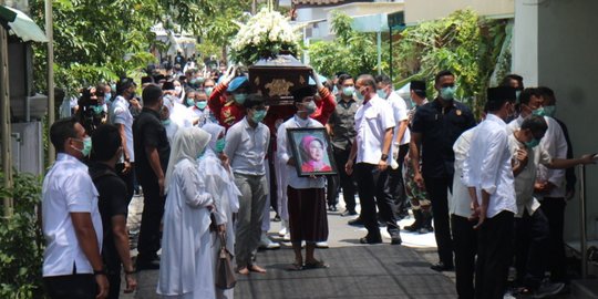 Ibunda Jokowi Dimakamkan Tanpa Prosesi Kenegaraan