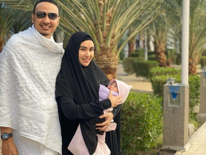 kartika putri dan habib usman umrah bersama sang anakinstagram kartika putri