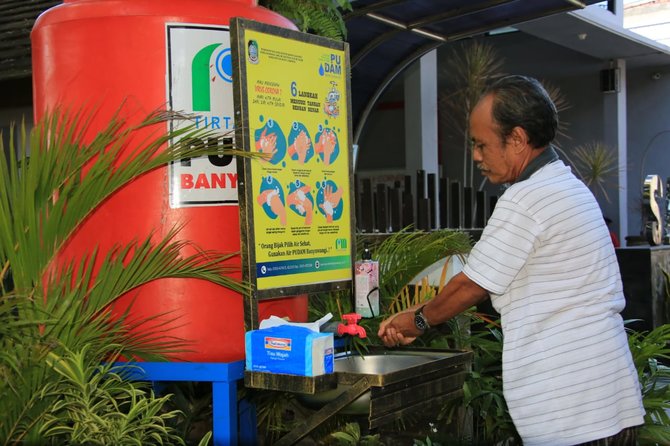 banyuwangi tambah wastafel portabel bilik disinfektan di ruang publik