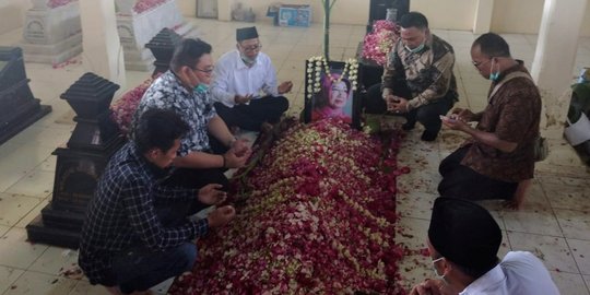 Jenazah Ibunda Jokowi Dimakamkan di Samping Pusara Suami