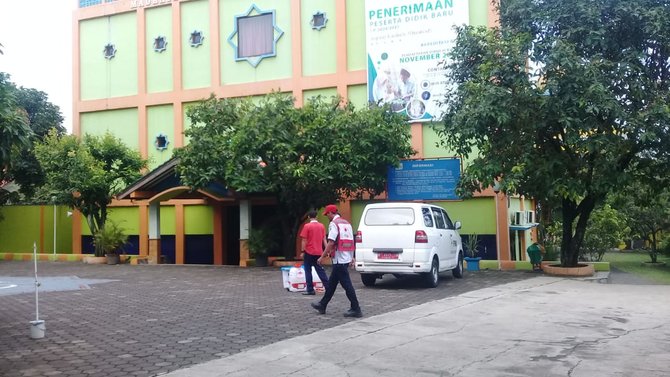 pmi jakarta selatan melakukan penyemprotan disinfektan di ma cicen di ciganjur jaksel