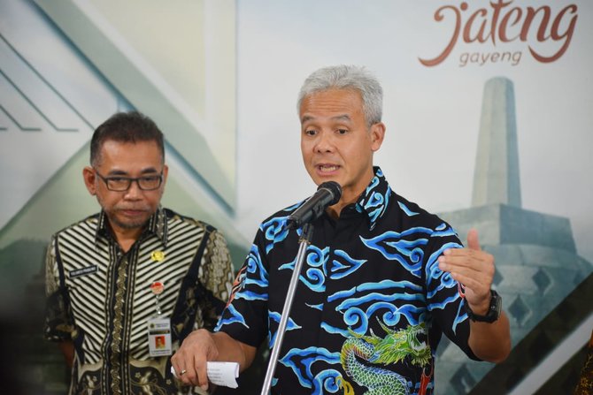 gubernur jawa tengah ganjar pranowo saat jumpa pers di rumah dinas puri gedeh