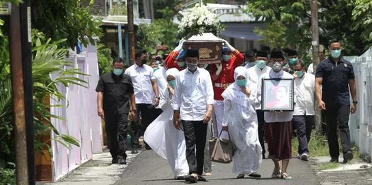 5 Potret Prosesi Pemakaman Ibunda Jokowi di Mundu, Berlangsung Singkat dan Sederhana