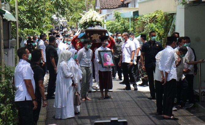 jenazah ibunda jokowi dibawa menuju masjid baiturrahman solo