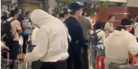Pakai APD di Bandara Soetta, 124 WN China Dijemput Pulang ke Negaranya