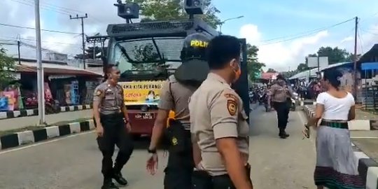 Di Tengah Virus Corona, Wanita Geletak di Pinggir Jalan Bikin Polisi Berdatangan