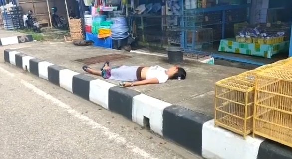 wanita geletak bikin polisi berdatangan