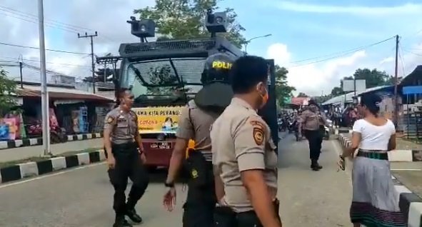 wanita geletak bikin polisi berdatangan