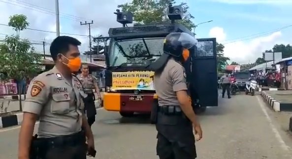 wanita geletak bikin polisi berdatangan