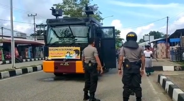 wanita geletak bikin polisi berdatangan
