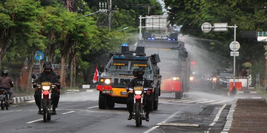 Gunakan Water Canon, Polda Bali Semprot Disinfektan di Jalan WR Supratman