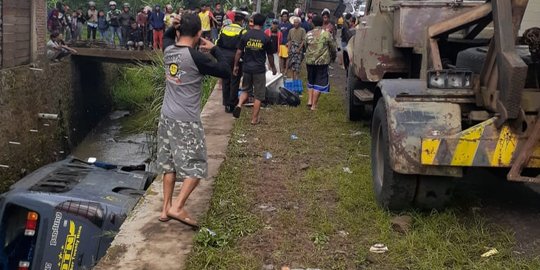 Elf Terjun ke Selokan Sedalam 4 Meter di Garut, Satu Penumpang Tewas