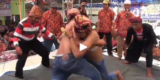 Gulat Okol, Olahraga Tradisional Surabaya yang Tak Kalah Seru dari Sumo