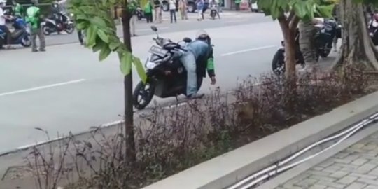 Sempat Dikira Meninggal dan Buat Warga Panik, Pengemudi Ojol Ini Ternyata Ketiduran