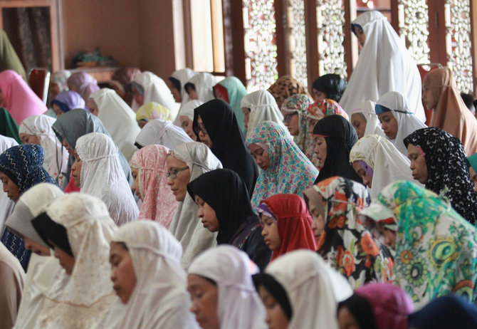 umat muslim melakukan shalat gerhana