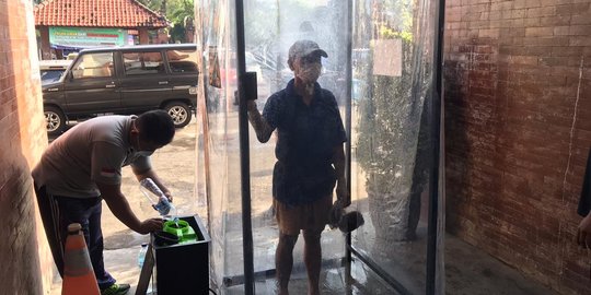 Cegah Penyebaran Corona, Bilik Disinfektan Dipasang di Pasar Badung Bali