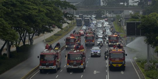 Aksi Damkar Sterilisasi Jalan Thamrin-Sudirman untuk Antisipasi Corona