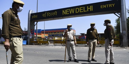 Warga Miskin India Terpaksa Bekerja Saat Lockdown, Terima Risiko Dipukul Polisi