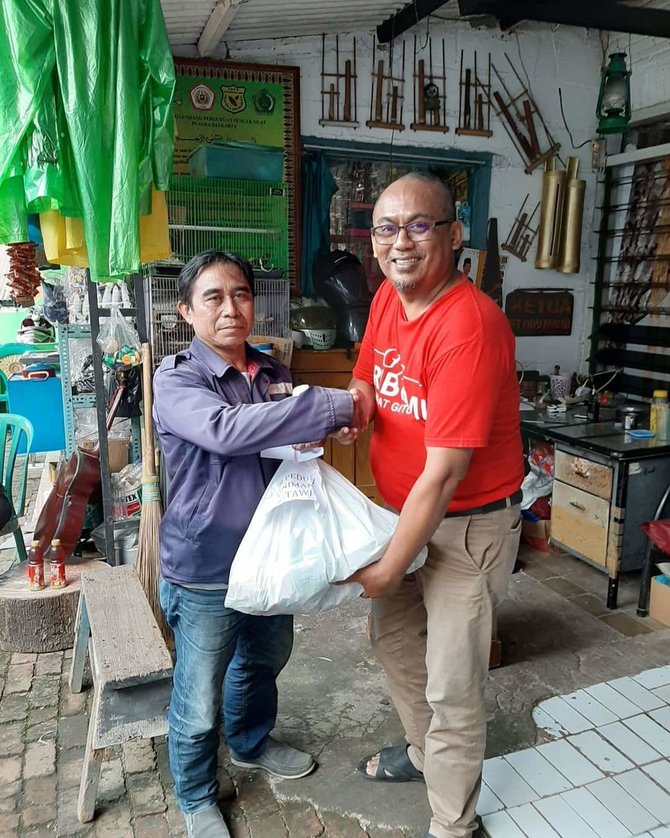komunitas betawi memberikan bantuan kepada kaum dhuafa akibat pandemik covid 19
