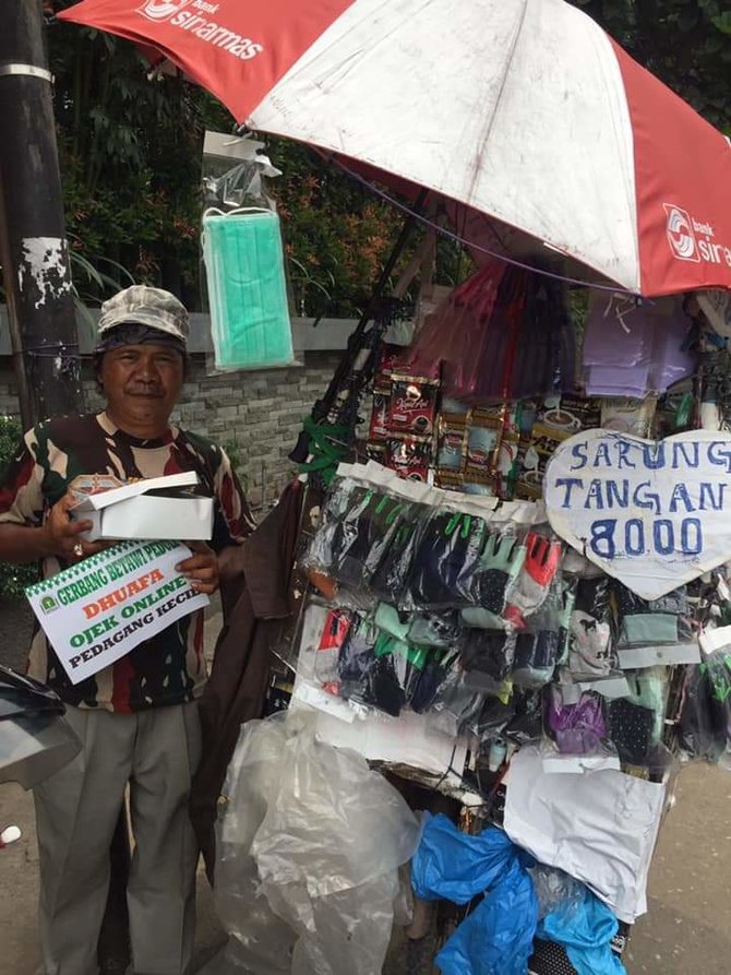 komunitas betawi memberikan bantuan kepada kaum dhuafa akibat pandemik covid 19