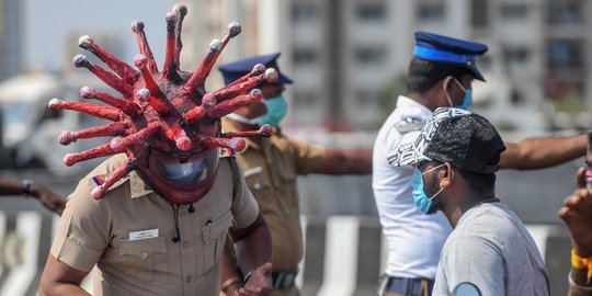 Aksi Polisi Berhelm 'Corona' Razia Warga Keluyuran di India