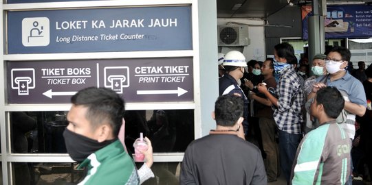 Jadwal KAI Dibatalkan, Calon Penumpang Membeludak Kembalikan Tiket