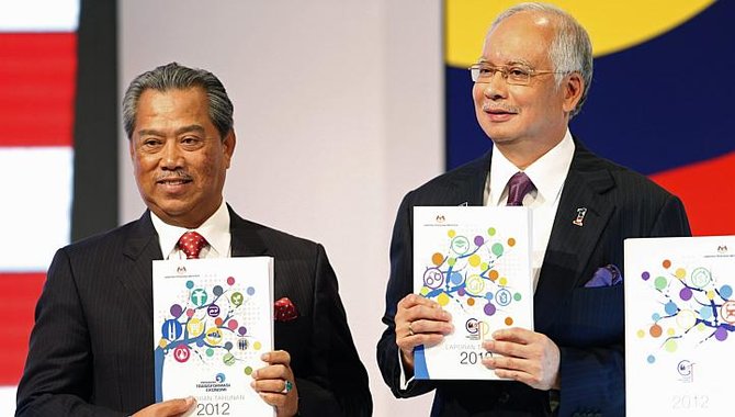 wakil perdana menteri malaysia muhyiddin yassin kiri dan perdana menteri malaysia najib razak 001