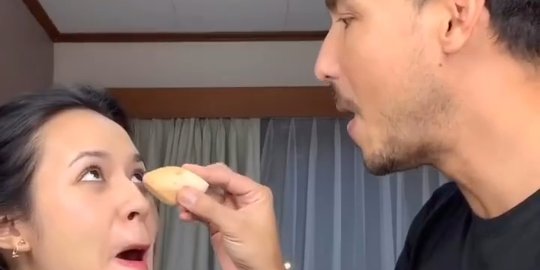 Kocak! Lihat Aksi Hamish Daud Jadi Makeup Artist Raisa, Begini Hasilnya