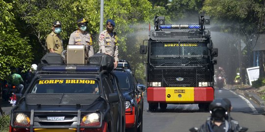 Perangi Covid-19, Brimob Sterilisasi Jalan Basuki Rahmat Pakai Water Cannon