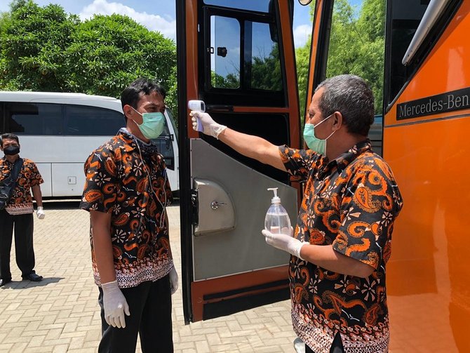 panorama siapkan bus untuk antar jemput tenaga medis terkait covid 19