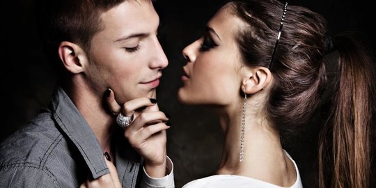 9 tips foreplay yang bisa bikin suami jadi 'klepek-klepek'