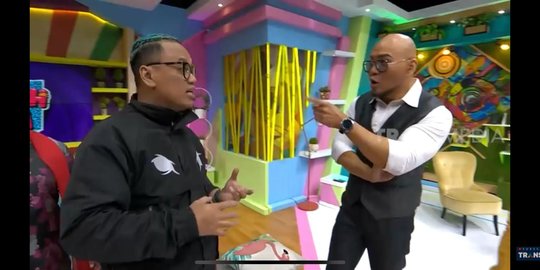 Dianggap Jadi Penimbun Masker, Uya Kuya Dilabrak Deddy Corbuzier Saat Syuting