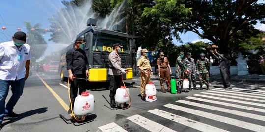 Tim Gabungan Telah Semprot 35 Ribu Liter Disinfektan di Jalanan Protokol Banyuwangi