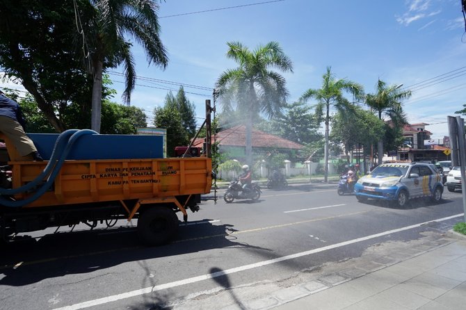 tim gabungan semprot jalanan banyuwangi di 25 kecamatan