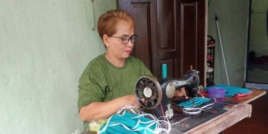 Cerita Ibu-Ibu di Kalbar Bikin Masker dan Bagikan ke Petugas