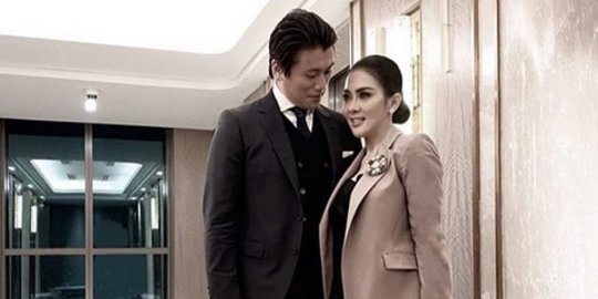 Syahrini Berjemur Bareng Reino Barack, Posisi Kakinya Bikin Salah Fokus