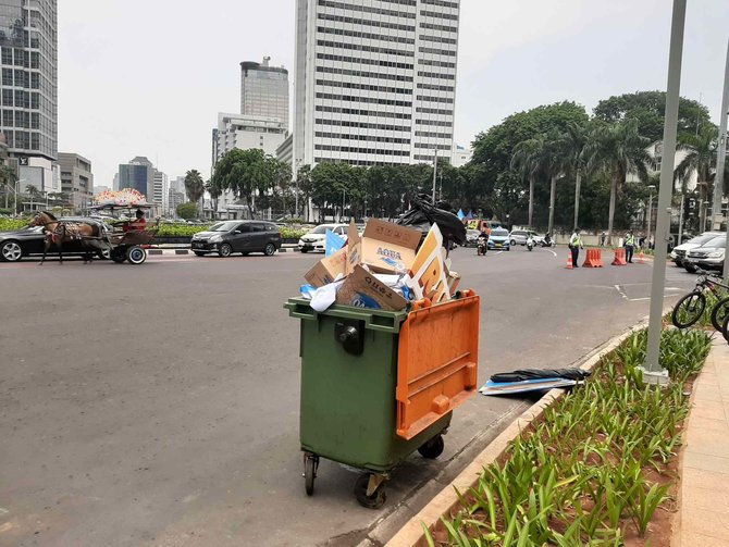 petugas kebersihan di lokasi car free day jakarta