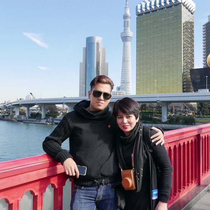 potret ibu kevin julio yang fashionable