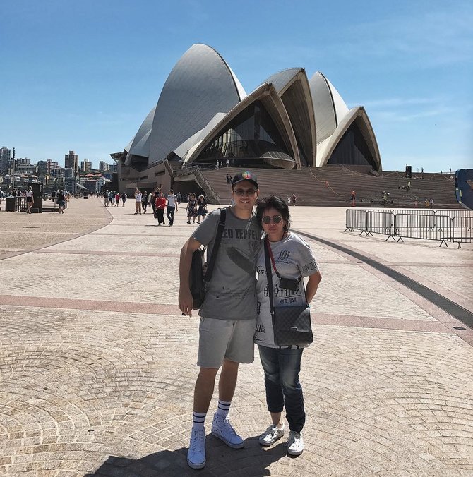 potret ibu kevin julio yang fashionable