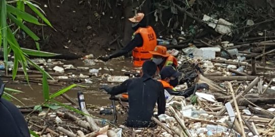Sungai Cikeas Bekasi Dipenuhi Sampah Bambu