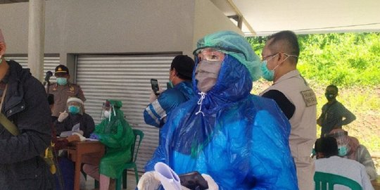Alat Pelindung Diri Kurang, Petugas Kesehatan RS Rujukan Covid-19 Pakai Jas Hujan