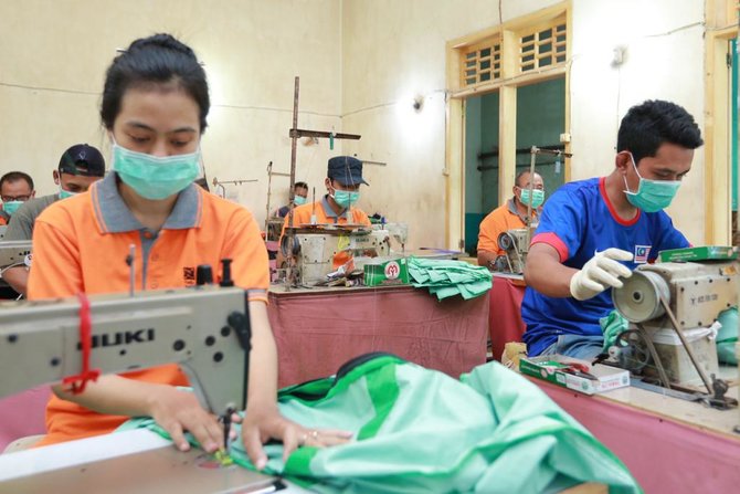 banyuwangi produksi ribuan pakaian apd untuk tenaga medis