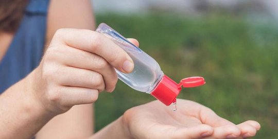 memproduksi hand sanitizer