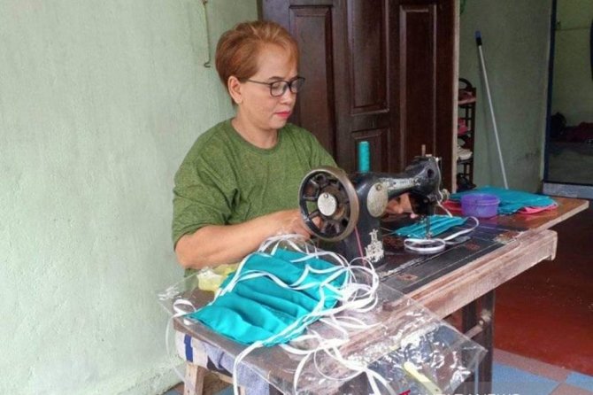 ibu ibu membuat masker kain di kalbar