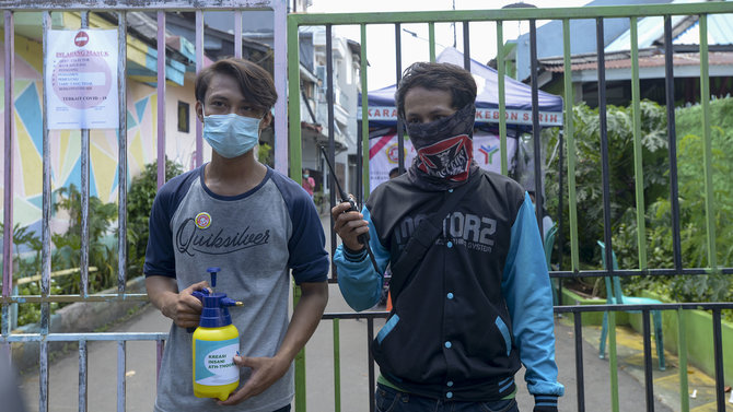 penyemprotan disinfektan di kebon sirih