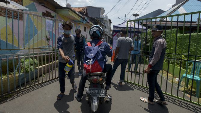 penyemprotan disinfektan di kebon sirih