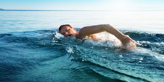 CEK FAKTA: Tidak Benar Berenang di Laut Bisa Sembuhkan Virus Corona